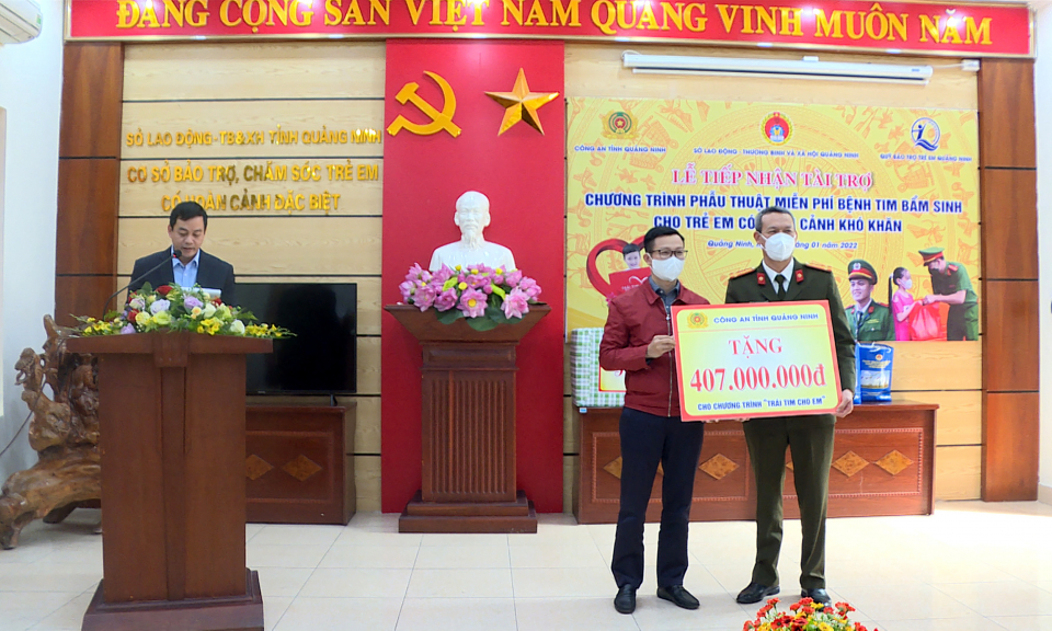 Công an tỉnh Quảng Ninh trao tài trợ chương trình “Trái tim cho em”