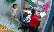 Hai cháu bé bị uy hiếp cướp iPad