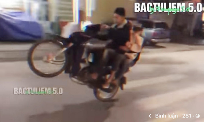 Xử lý nghiêm nhóm thanh thiếu niên điều khiển xe mô tô bốc đầu nguy hiểm