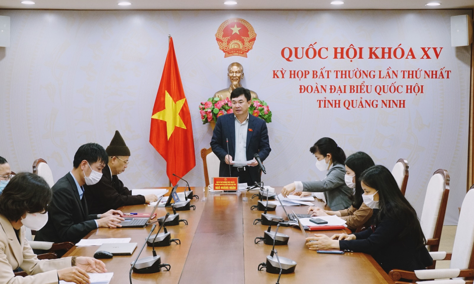 Đoàn ĐBQH tỉnh thảo luận tại tổ để góp ý vào một số nội dung quan trọng