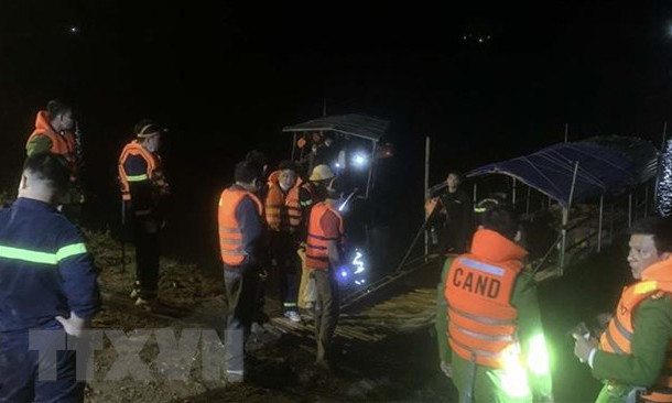 Lật thuyền trên sông Mã, ba thành viên trong một gia đình mất tích