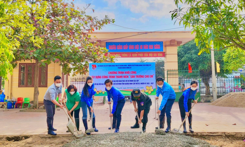 20 trẻ em nghèo nhận quà tết sớm