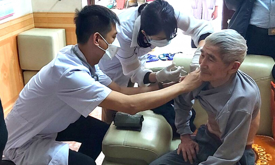 Tiêm phòng tại nhà cho người yếu thế 