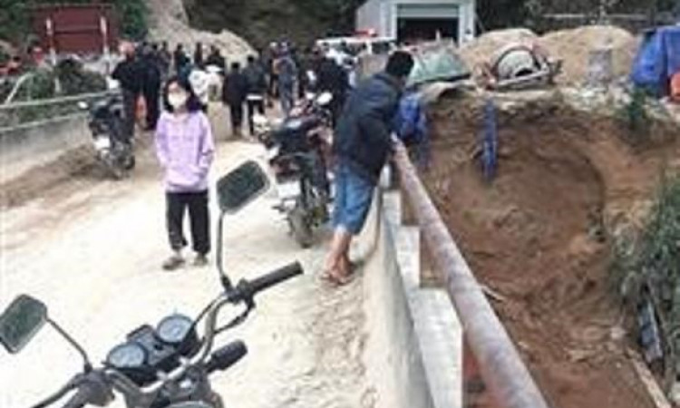 2 nạn nhân tử vong do sạt lở đất khi đổ kè bêtông làm nhà.