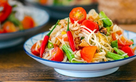 Gỏi đu đủ - đặc sản vỉa hè đắt khách ở Thái Lan