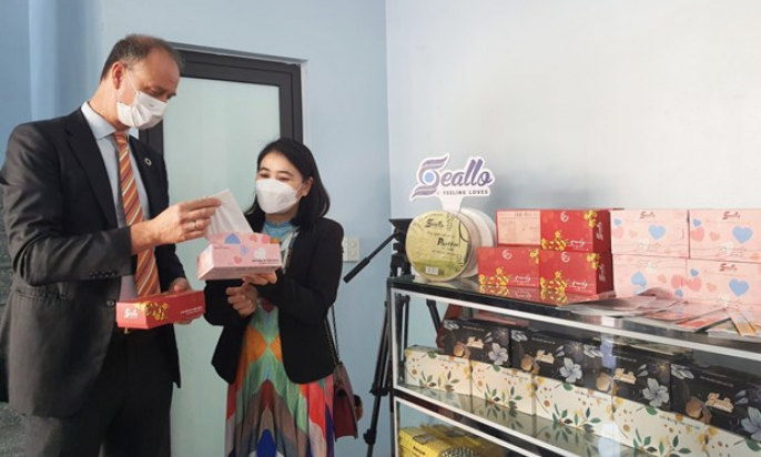 Ha Long-based shop displays innovative solutions for plastic pollution reduction