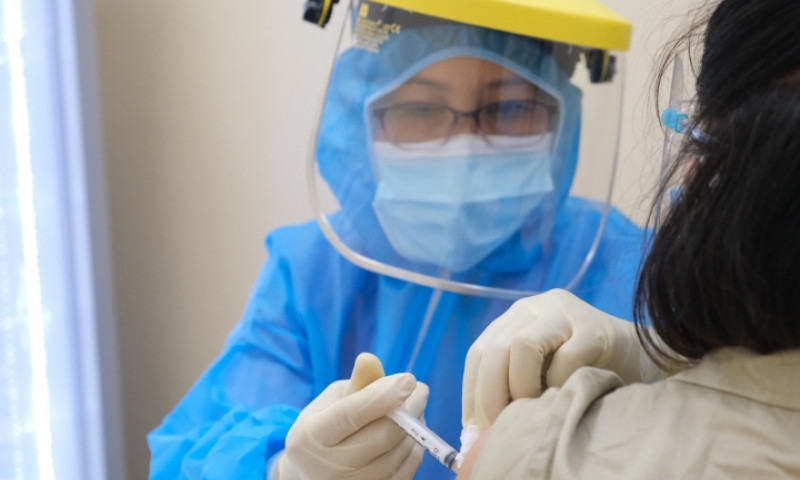 Uống 1 - 2 chai bia sau tiêm vaccine COVID-19 có sao không?