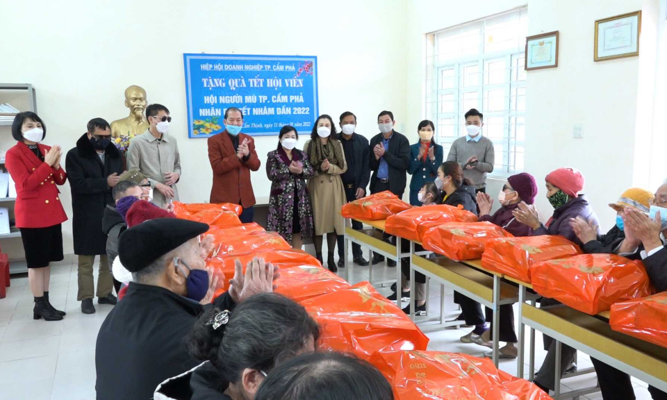 Hiệp hội Doanh nghiệp TP Cẩm Phả tặng quà Tết cho người khuyết tật