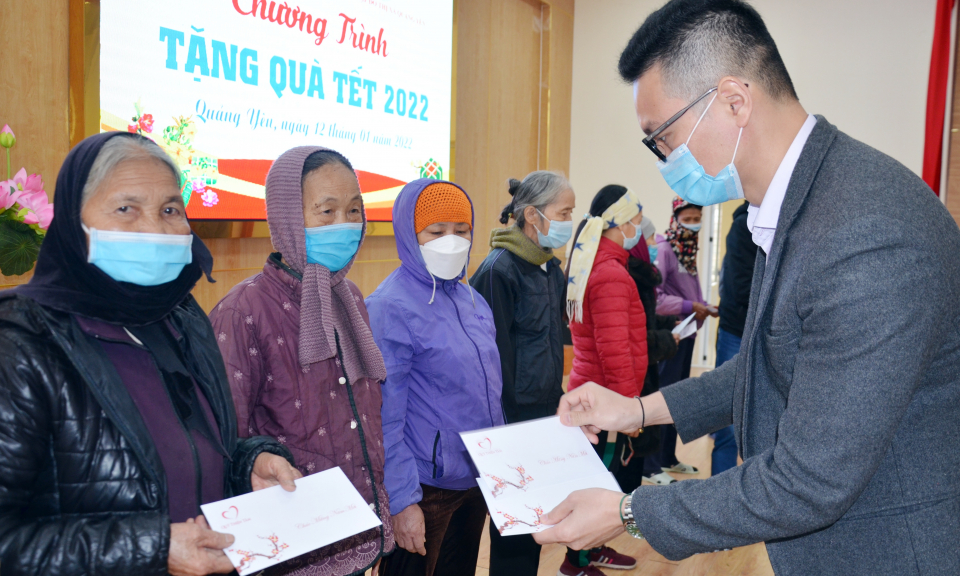 Trao tặng 600 suất quà Tết cho người có hoàn cảnh khó khăn 