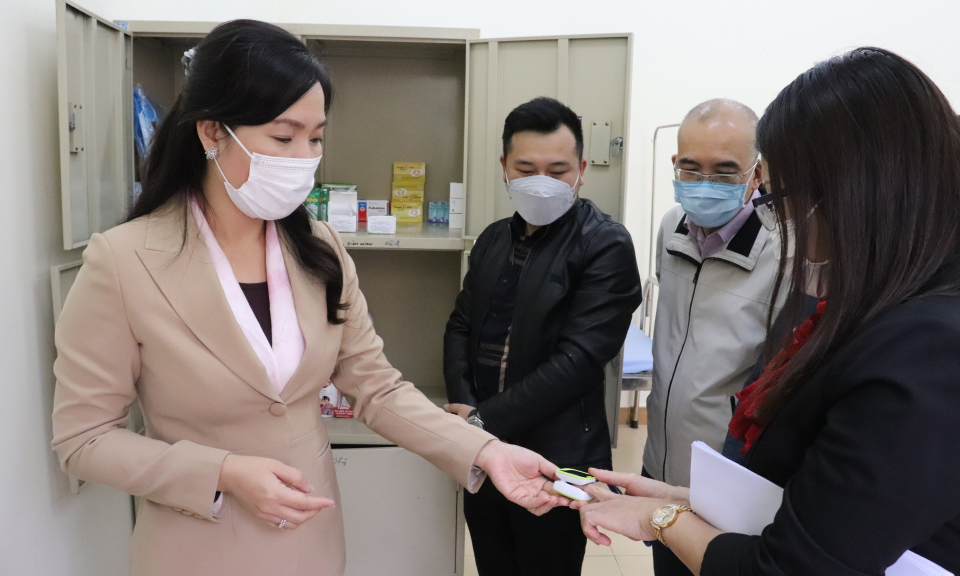 Phó Chủ tịch UBND tỉnh Nguyễn Thị Hạnh kiểm tra công tác phòng, chống dịch bệnh tại Cẩm Phả