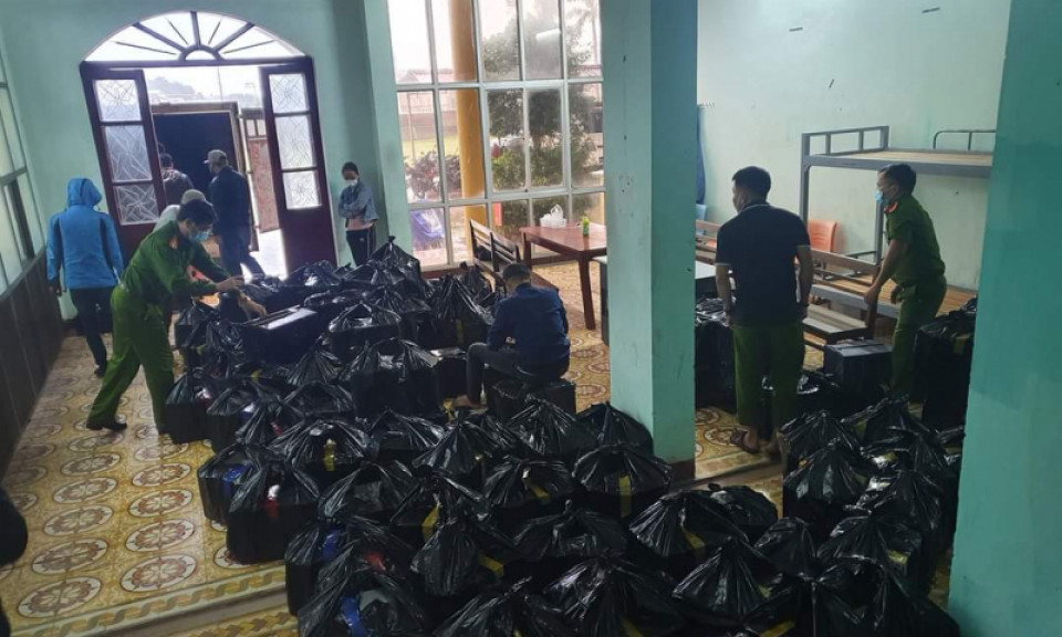 Bắt giữ 2 xe chở rượu lậu gần 2 tỉ đồng