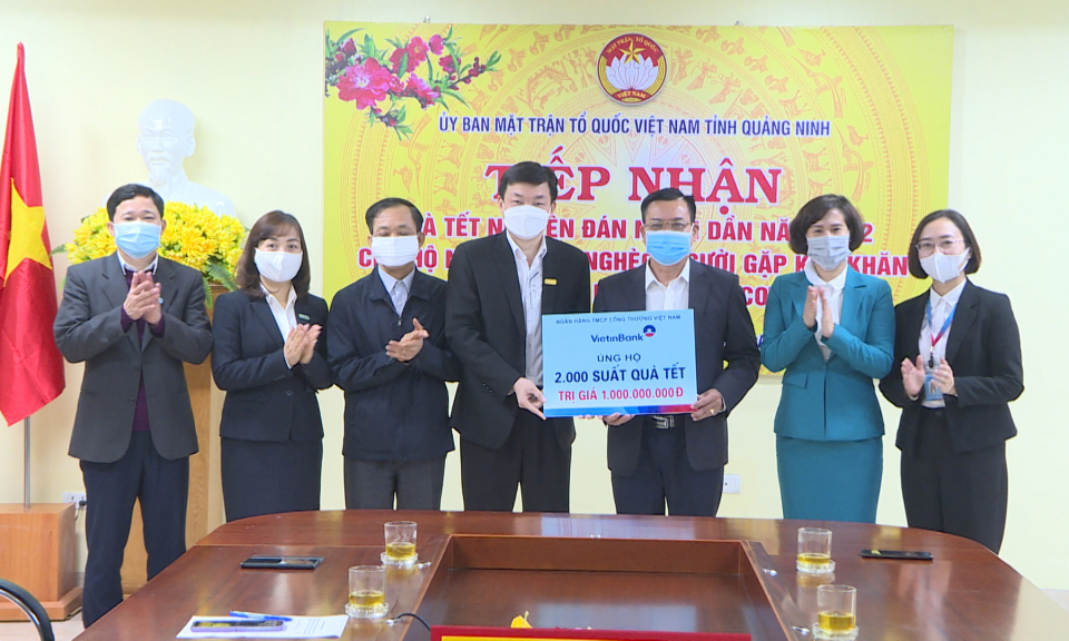 Vietinbank chi nhánh Quảng Ninh tặng 2.000 suất quà cho người khó khăn
