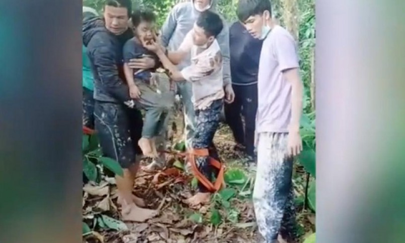 Nhóm thợ sơn dũng cảm giải cứu bé trai 5 tuổi rơi xuống giếng