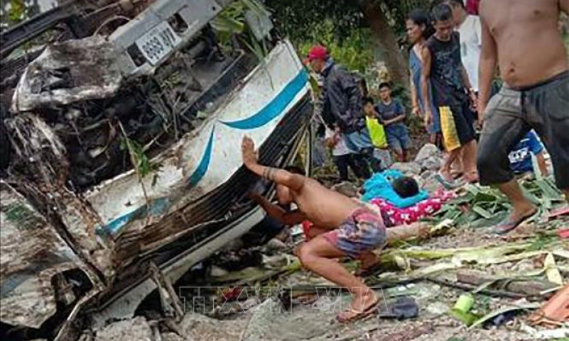 Lật xe thảm khốc Philippines làm ít nhất 11 người tử vong