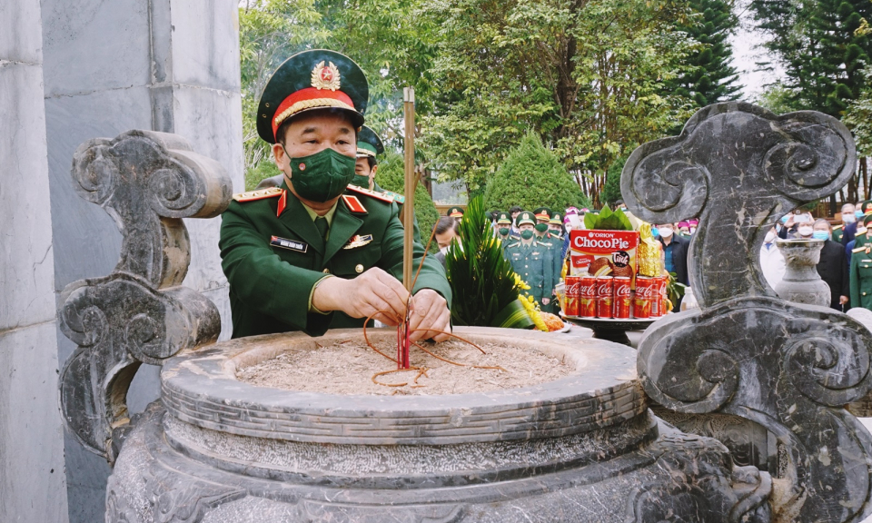 Thứ trưởng Bộ Quốc phòng dâng hương tại Đài tưởng niệm các Anh hùng liệt sĩ Pò Hèn