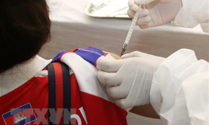 Campuchia tiêm vaccine mũi thứ 4, Trung Quốc hủy nhiều chuyến bay