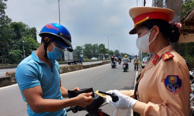 Điều khiển xe đứng tên người khác tham gia giao thông có bị phạt hay không?