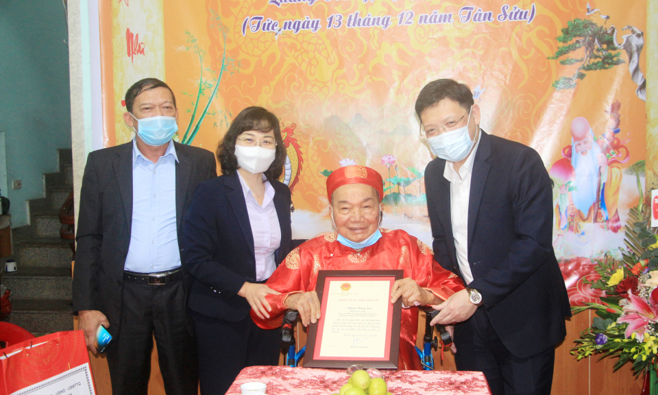 Phó Bí thư Tỉnh ủy Trịnh Thị Minh Thanh thăm, chúc Tết tại TP Uông Bí