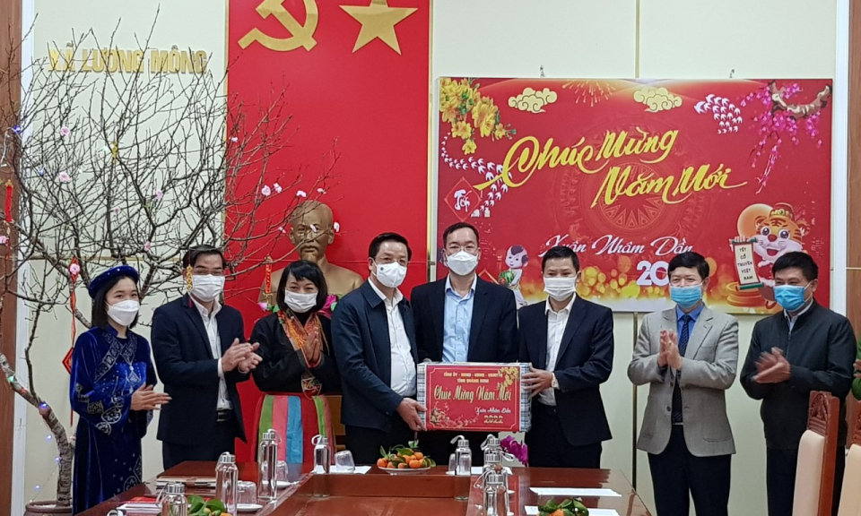 Chủ tịch Uỷ ban MTTQ tỉnh thăm, tặng quà Tết tại huyện Ba Chẽ
