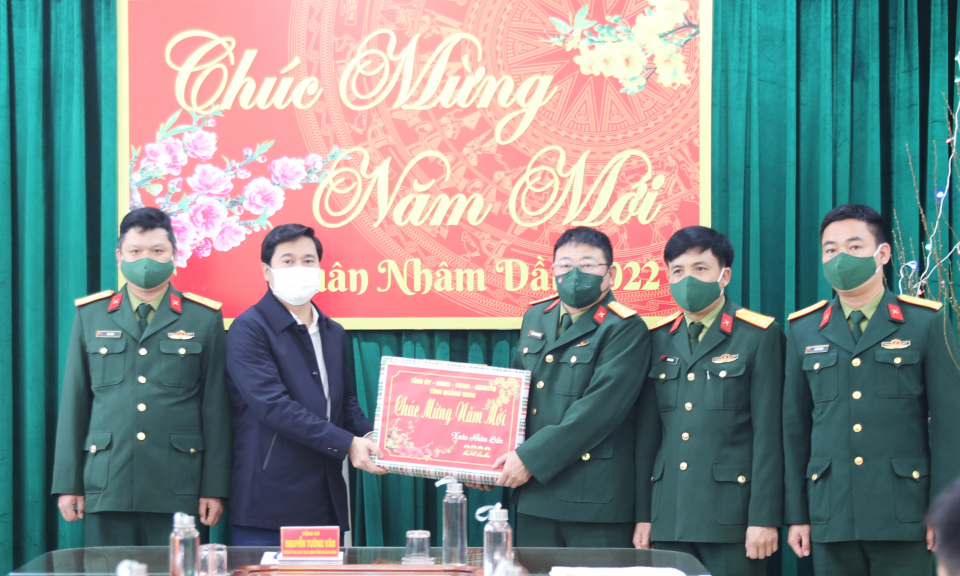 Chủ tịch UBND tỉnh Nguyễn Tường Văn chúc Tết tại TP Móng Cái