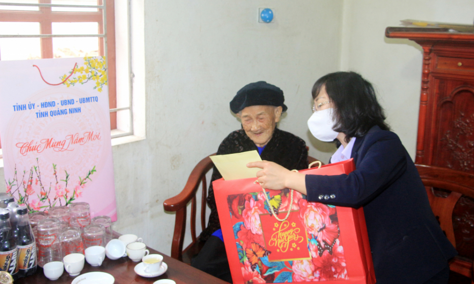 广宁省委副书记郑氏明青走访慰问汪秘市老年人和优抚家庭
