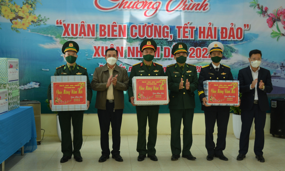 Đoàn công tác của BĐBP tỉnh thăm, tặng quà Tết cho quân và dân đảo Trần