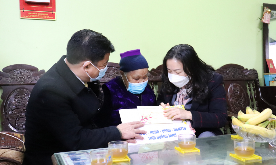 Phó Chủ tịch Thường trực HĐND tỉnh tặng quà Tết tại huyện Tiên Yên