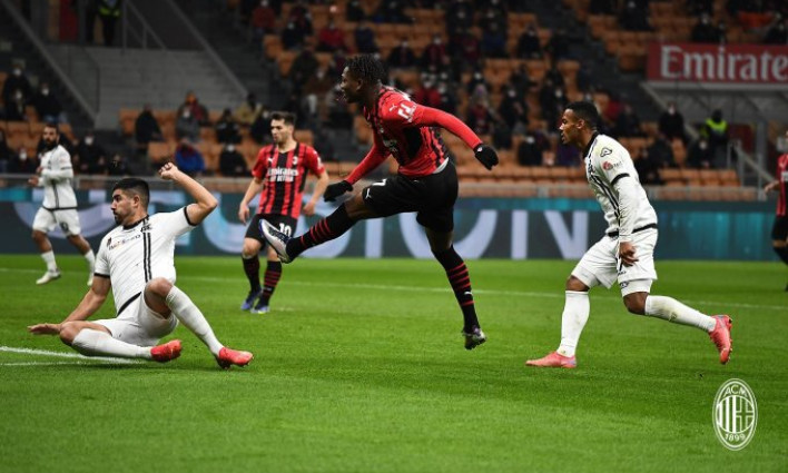 Milan thua ngược ở phút bù giờ thứ sáu