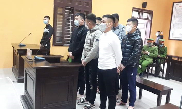 Nhóm thanh niên ném chất bẩn vào nhà dân lĩnh án