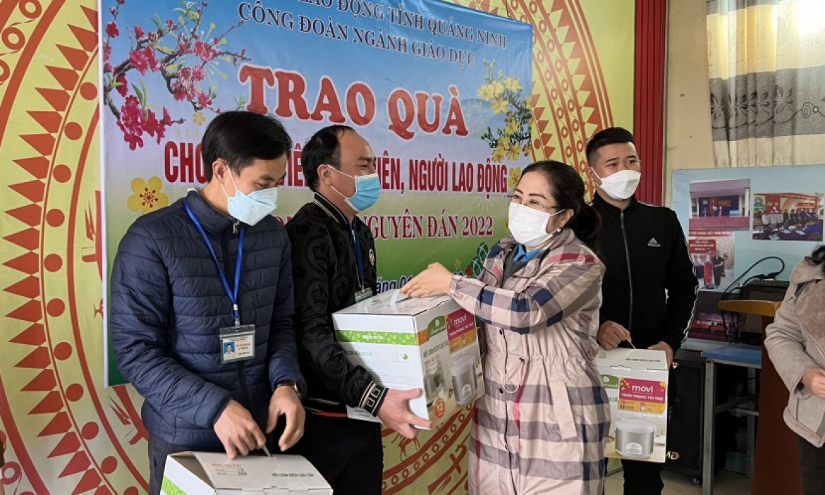Mang xuân ấm đến giáo viên vùng cao
