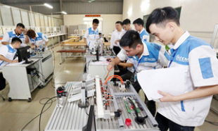Vừa học chương trình phổ thông vừa học nghề có được miễn học phí?