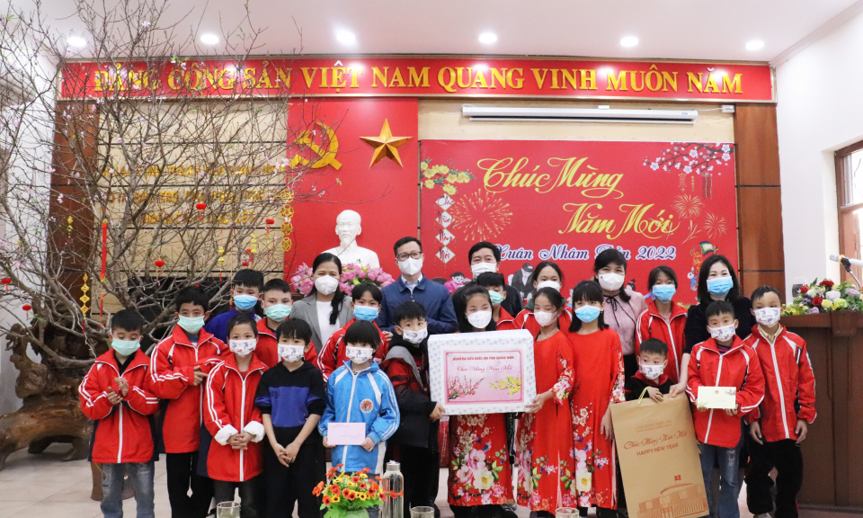 Đồng chí Đỗ Thị Lan thăm, tặng quà Tết tại Quảng Ninh