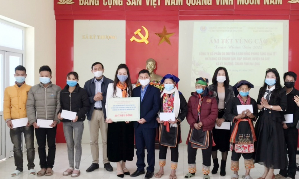 Trao tặng 80 suất quà Tết cho người khuyết tật, trẻ mồ côi