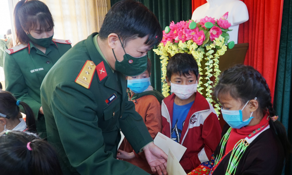 Bộ CHQS tỉnh Quảng Ninh: Chương trình “Xuân biên cương - Tết thắm tình quân dân”