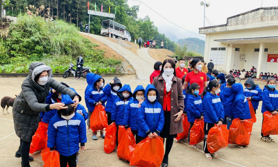 Tết ấm cho học sinh vùng cao