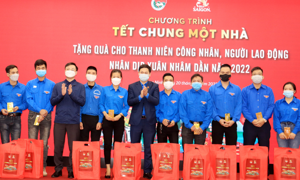 Tặng 100 suất quà cho đoàn viên thanh niên ngành Than