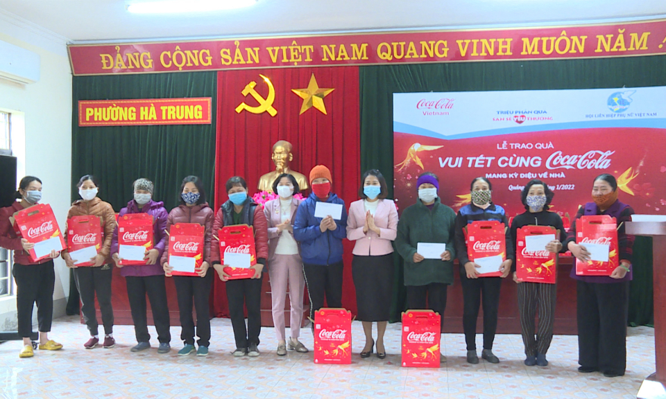 Trao 100 suất quà Tết cho phụ nữ có hoàn cảnh khó khăn
