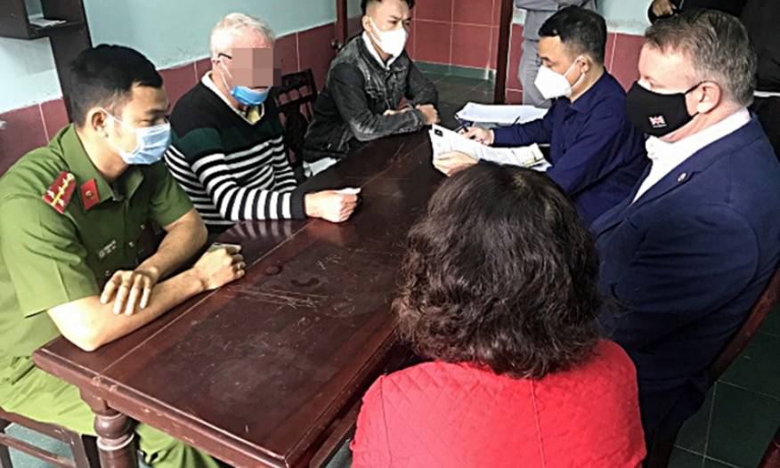 Bàn giao đối tượng bị truy nã cho Cảnh sát Vương quốc Anh
