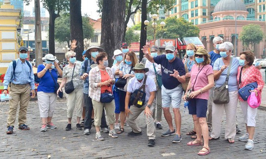 Some 8,000 international tourists visit Vietnam