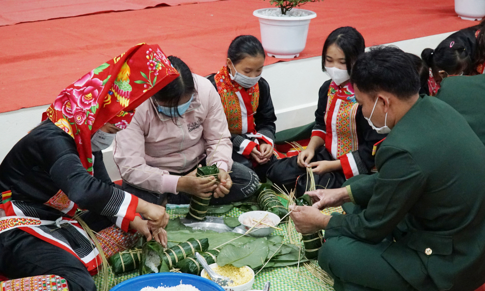 Hàng ngàn suất quà Tết tặng người khó khăn