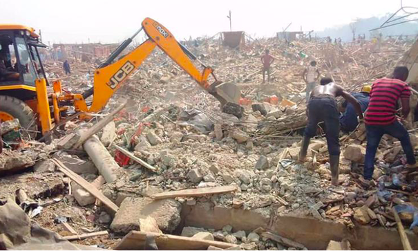 Ghana: Xe máy đâm vào xe tải chở thuốc nổ, 500 ngôi nhà bị san phẳng