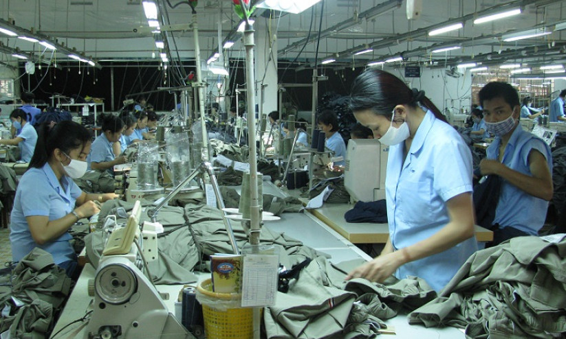 Phạt đến 20 triệu đồng nếu không cho lao động nữ nghỉ 30 phút ngày 'đèn đỏ'