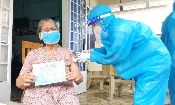 Người cao tuổi cần lưu ý gì trước và sau khi tiêm vaccine COVID-19?