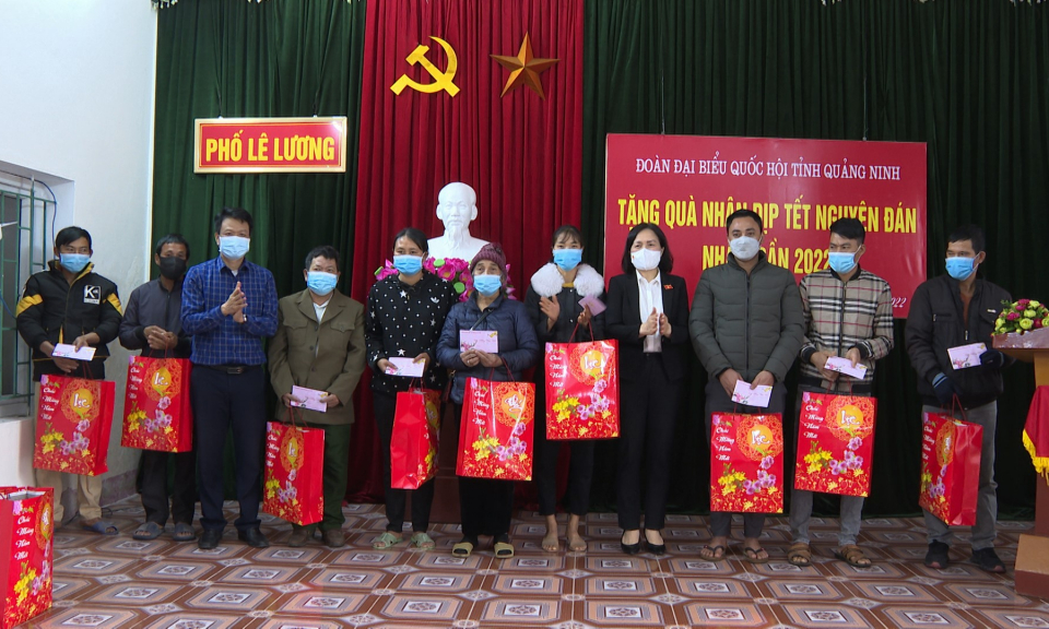 Đại biểu Quốc hội tỉnh tặng quà Tết tại huyện Bình Liêu, Đầm Hà