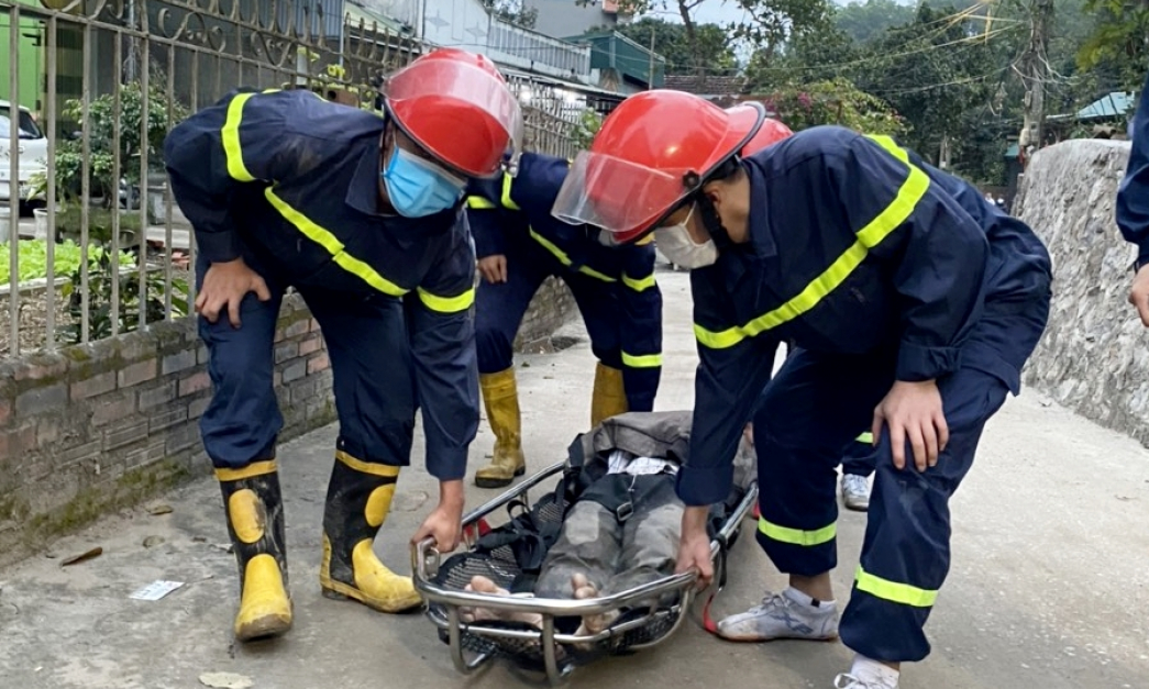 Cứu hộ người mắc kẹt dưới cống