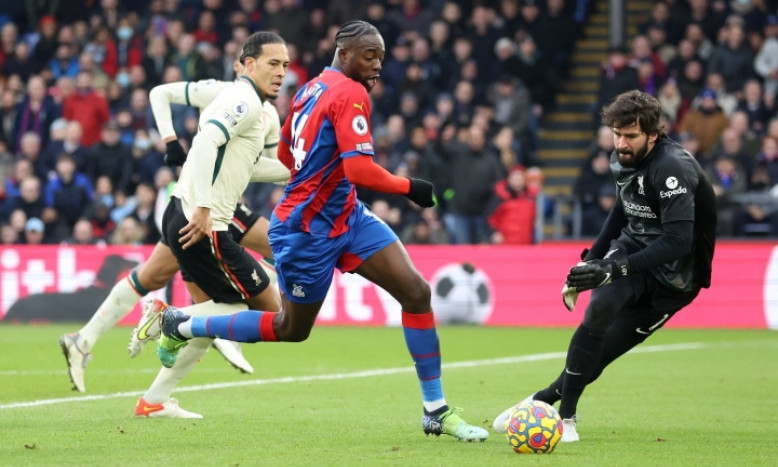 Liverpool thắng dễ Crystal Palace, Arsenal hoà thất vọng