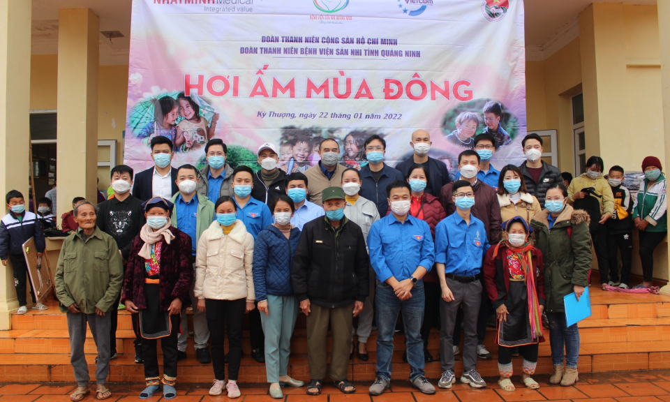 Bệnh viện Sản Nhi Quảng Ninh tổ chức chương trình "Hơi ấm mùa đông" tại xã Kỳ Thượng (TP Hạ Long)