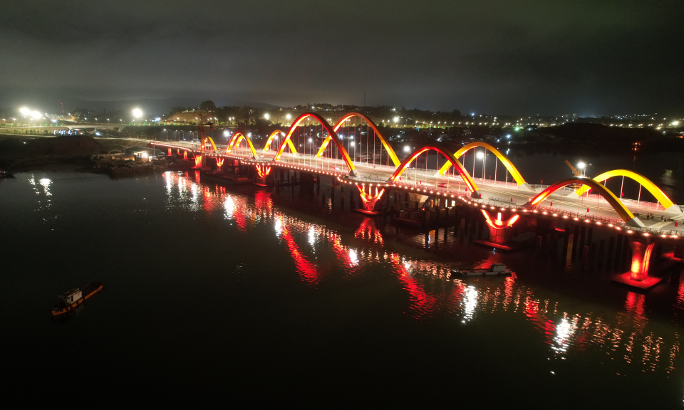 Cầu Tình Yêu lung linh về đêm