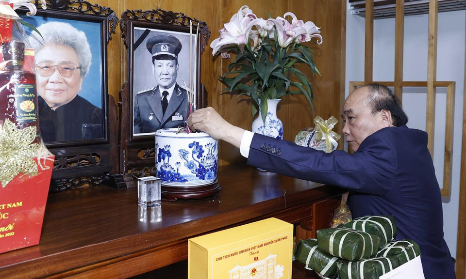 Chủ tịch nước Nguyễn Xuân Phúc dâng hương tưởng nhớ các đồng chí nguyên lãnh đạo Đảng, Nhà nước