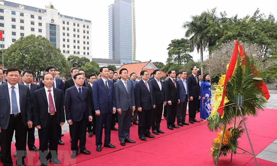 Thủ tướng dâng hoa tại khu tưởng niệm Bác Hồ ở Thanh Hóa